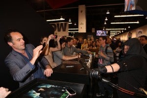 ARROW stars Paul Blackthorne (left) and Willa Holland have a close encounter with a fan costumed as the Dark Archer at the show’s signing session in the DC Entertainment booth at WonderCon on Sunday, March 31. ARROW airs Wednesdays at 8/7c on The CW. (©2013 Warner Bros. Entertainment, Inc. All Rights Reserved.)